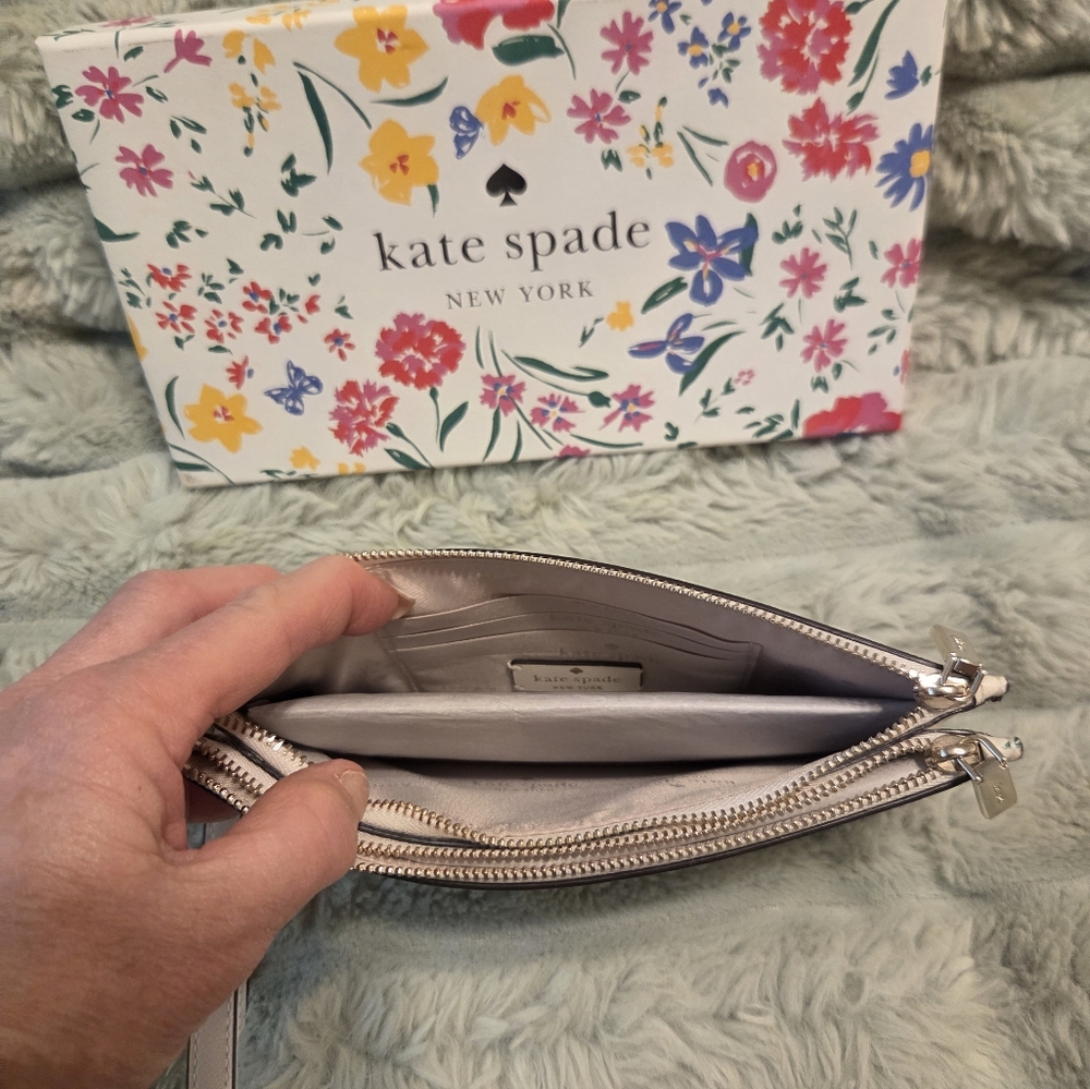 NWOT Kate Spade White Clutch with Floral Elegance - Picture 4 of 6